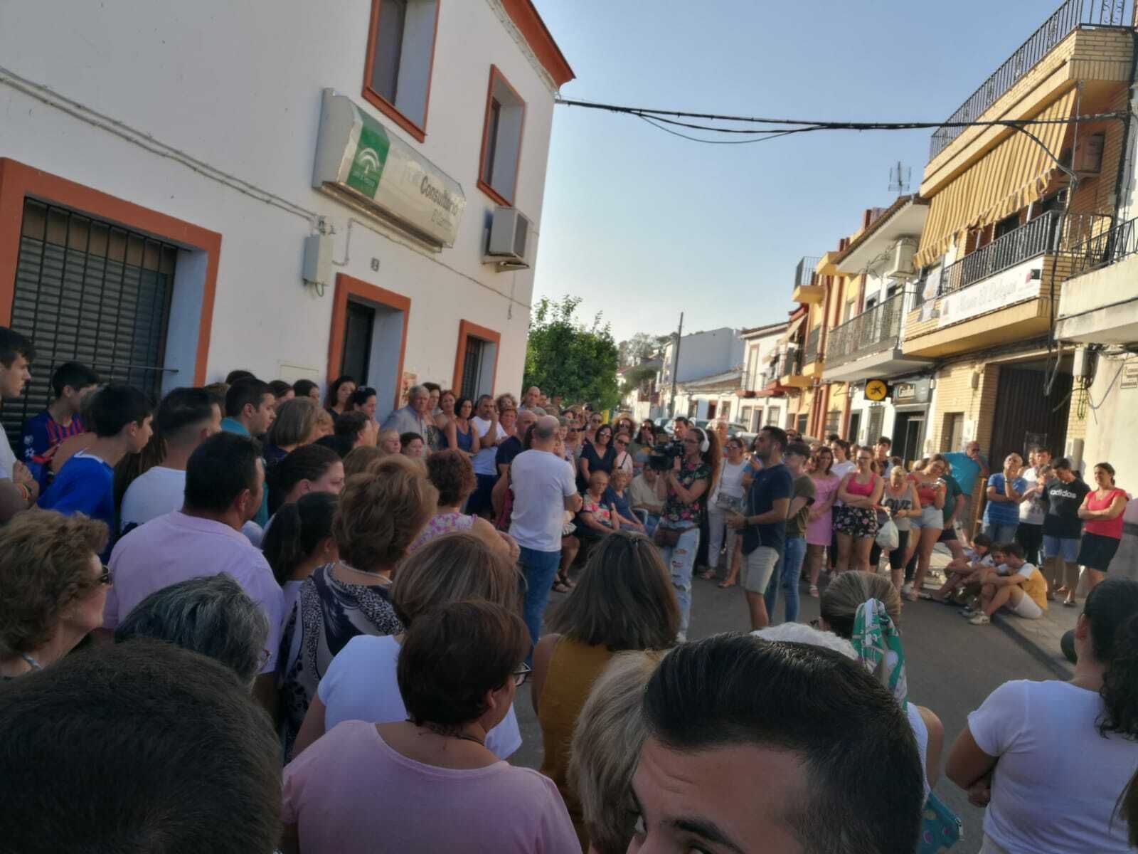 Vecinos de El Garrobo, que se volvieron a concentrar ayer jueves ante el Consultorio.