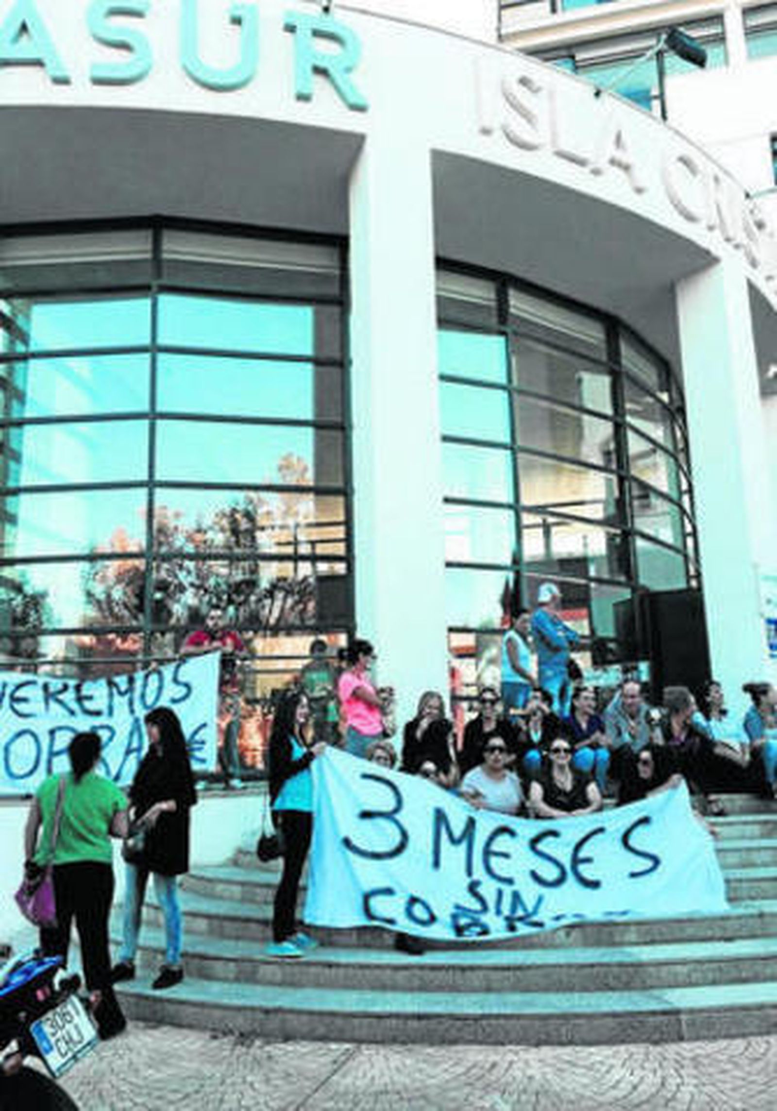 Protesta de los trabajadores del hotel Asur Isla Cristina.