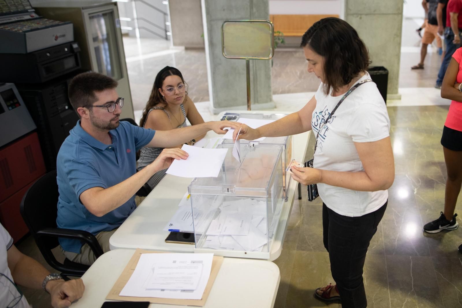 Fotos: Así están siendo las colas en los colegios electorales de Granada