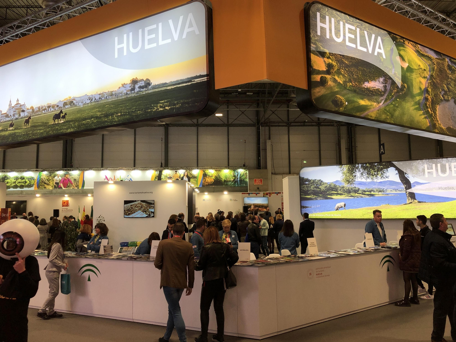 Ambiente del stand turístico de Huelva en Fitur.