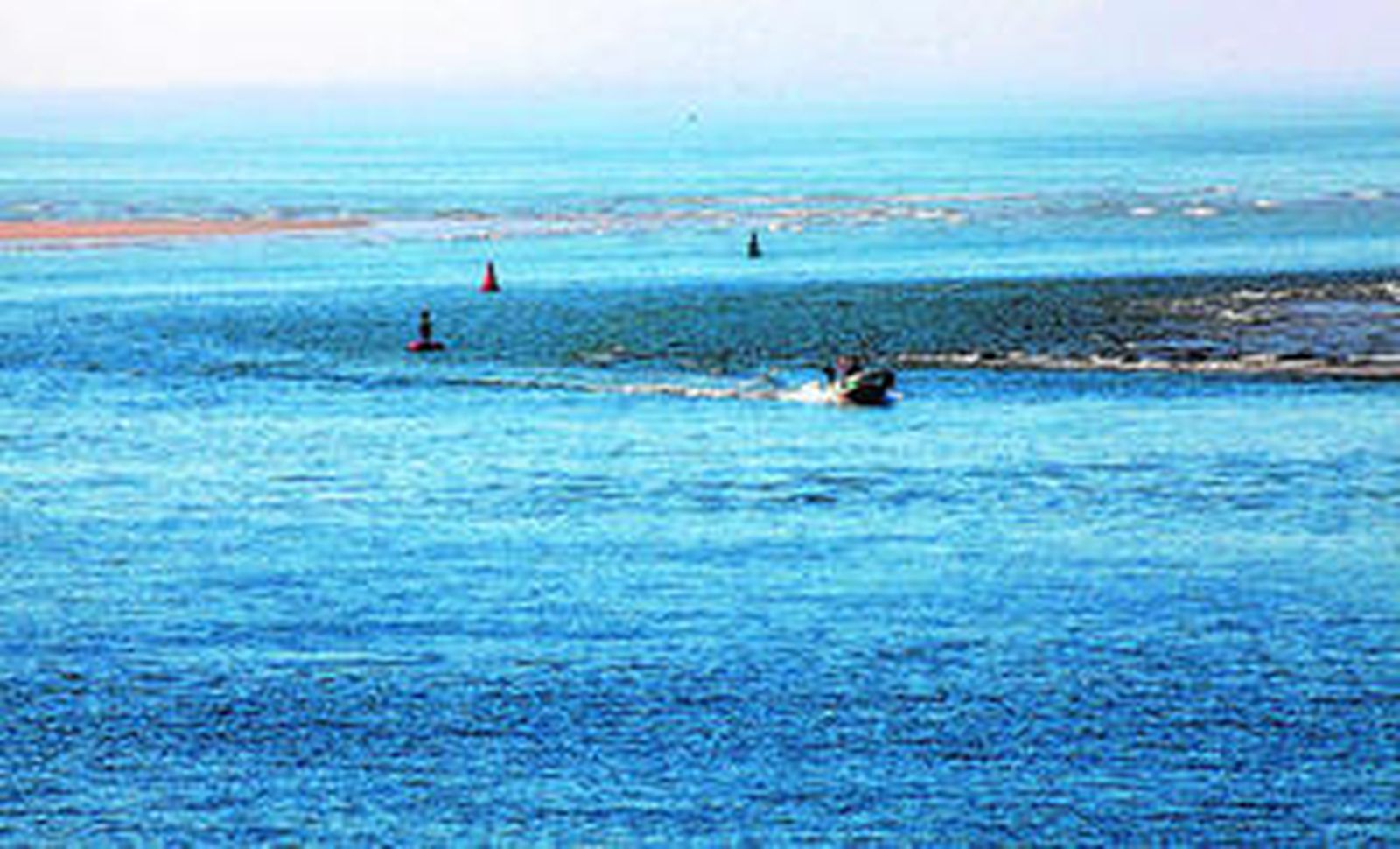 Embarcación navegando por el canal de acceso, cuyo tráfico está restringido desde el viernes 4 de julio.