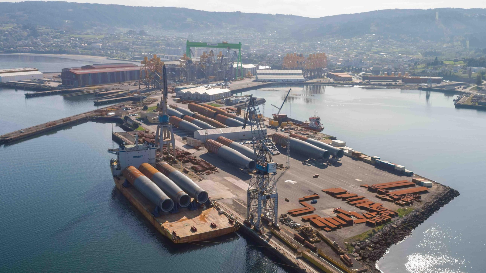 Los monopilotes en el astillero de Navantia Seanergies en Fene (A Coruña).