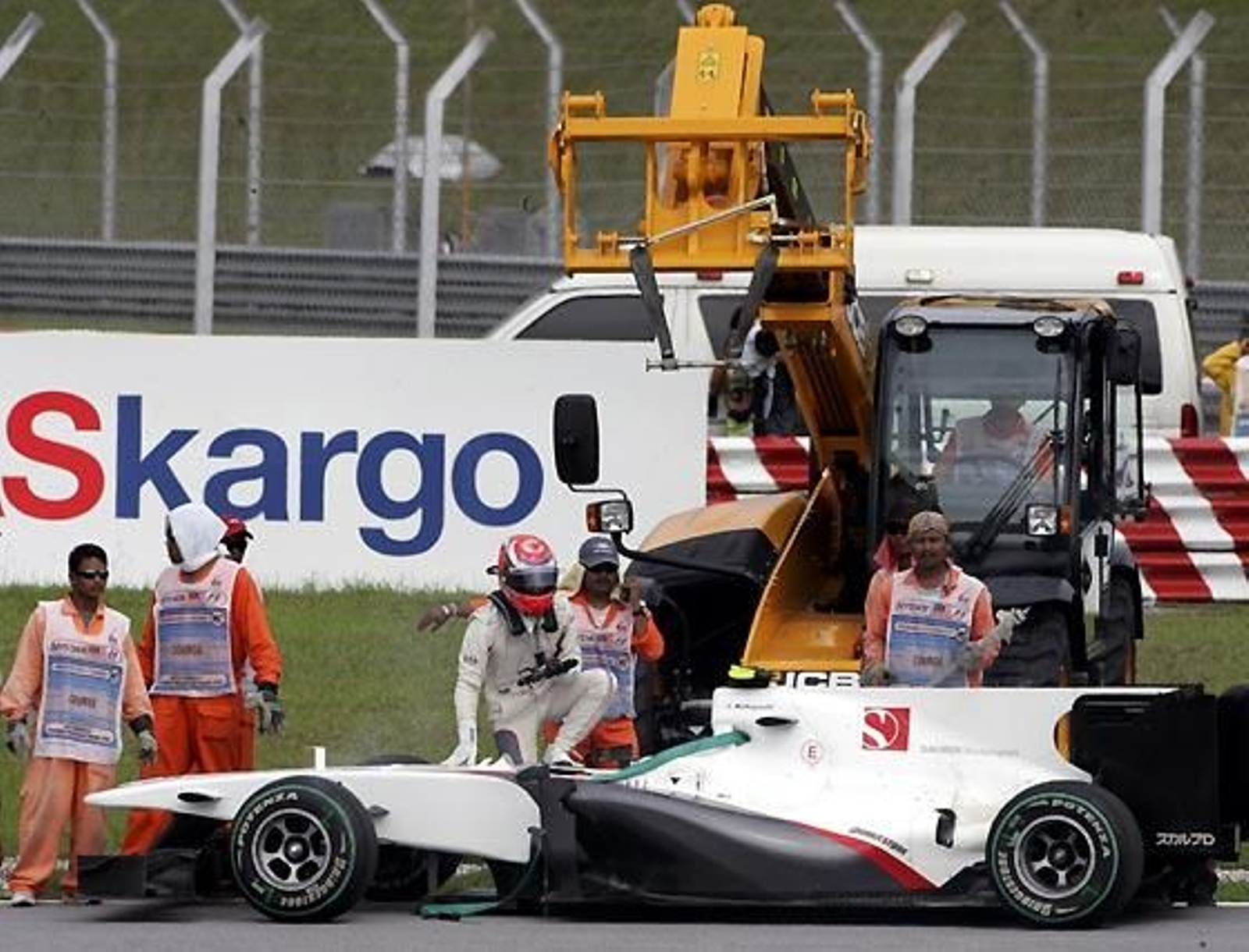 Pedro de la Rosa sale de su Sauber mientras la grúa espera para llevárselo.

Foto: Reuters / Afp Photo / Efe