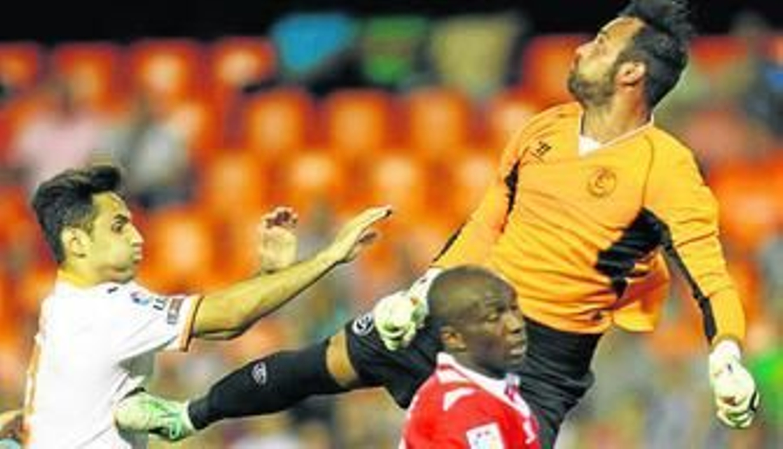 Beto sale con el pie en alto en un centro del Valencia y contaca con Jonas, que se quejó por ello.