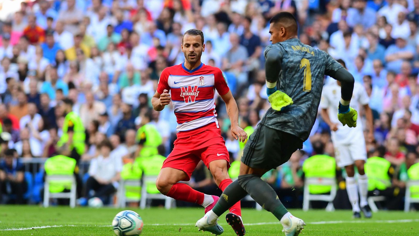 Roberto Soldado mete presión al portero madridista