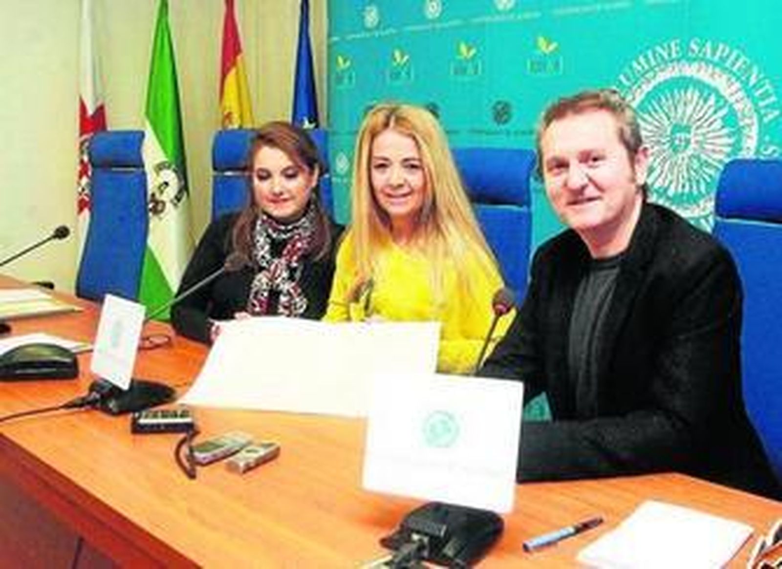 Nieves Gómez López entre María Dolores Ortiz y Luis Serrano, ayer en la Universidad de Almería.