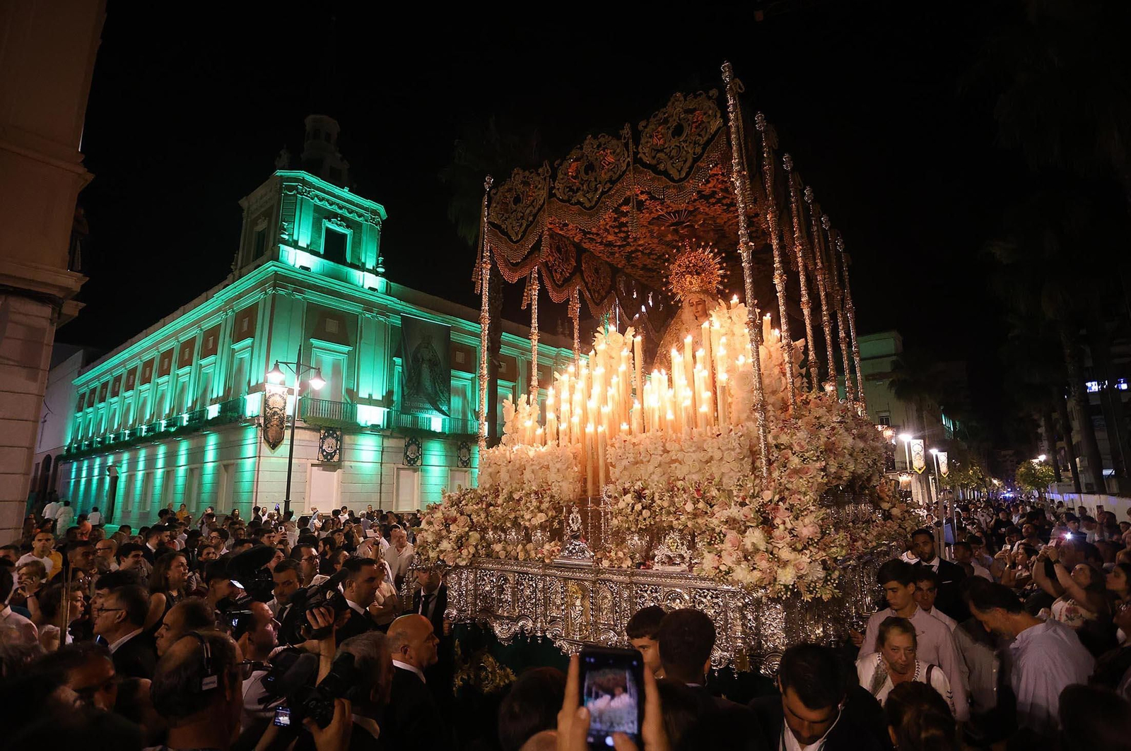 Imágenes de la procesión extraordinaria de la Virgen de la Esperanza por las calles de Huelva