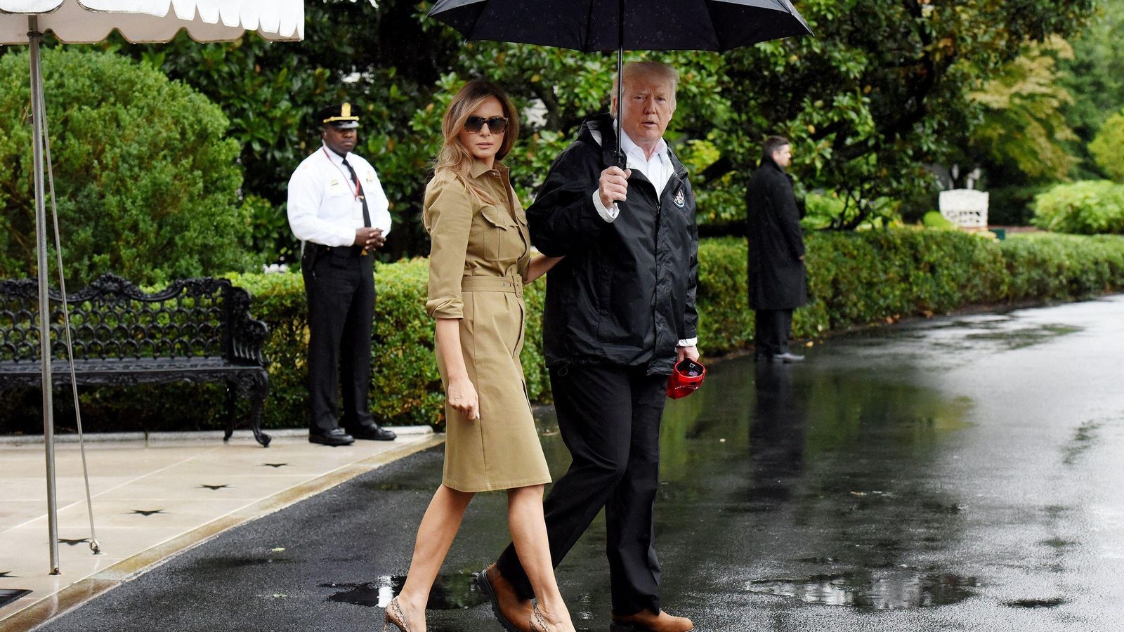 Donald y Melania Trump salen de la Casa Blanca para visitar a los afectados por el huracán 'Harvey'.