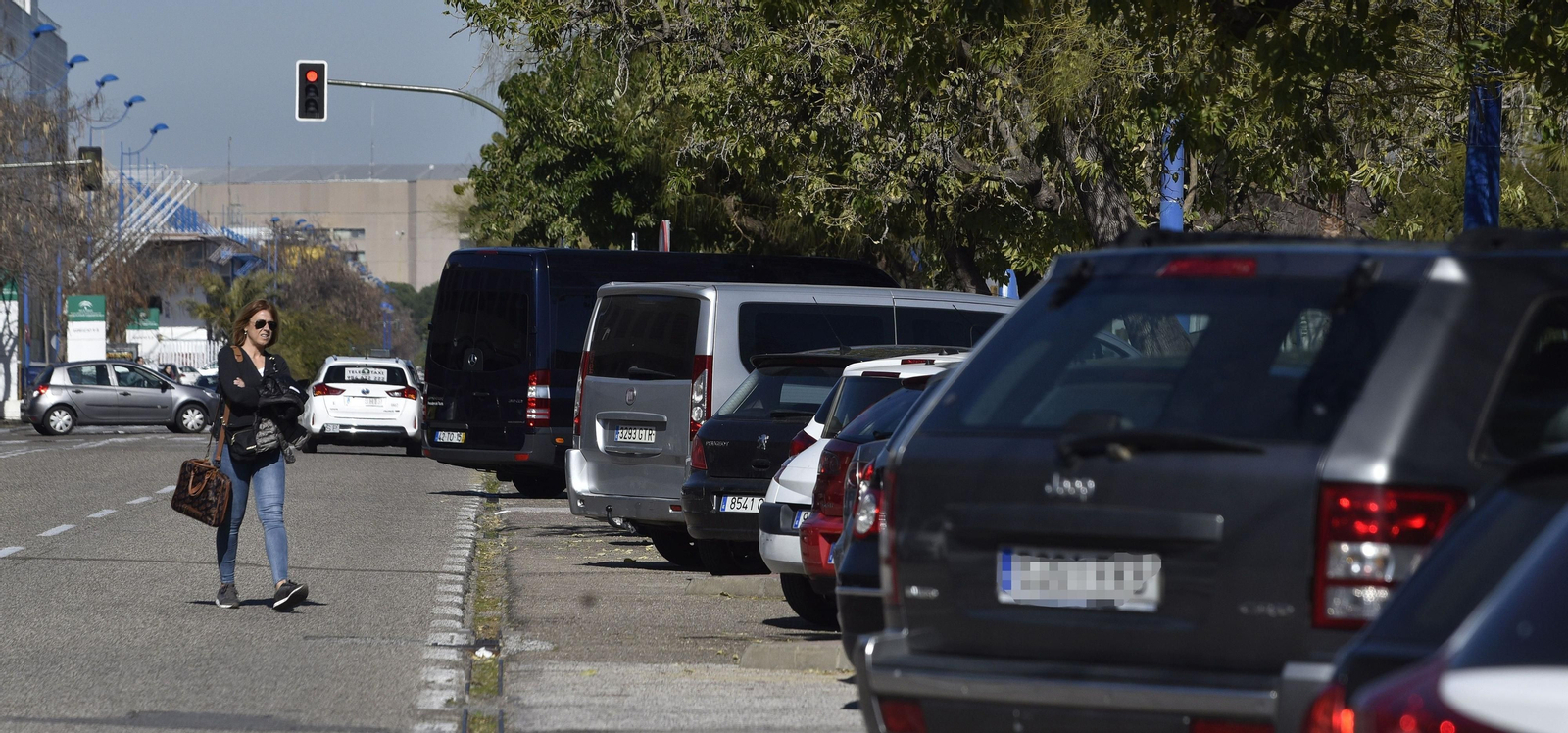 Vehículos aparcados en la isla de la Cartuja.