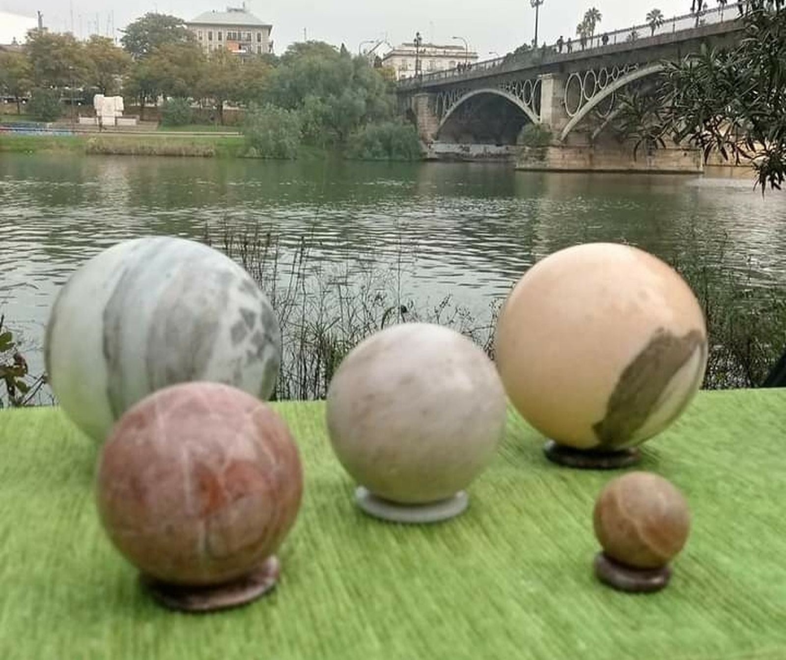 Piezas del Paseo de Arte junto al puente de Triana.