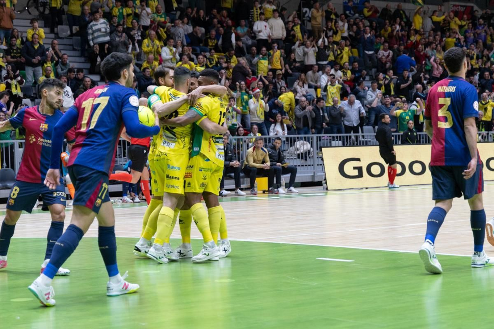 La fiesta amarilla en la goleada del Jaén FS al Barça, en imágenes