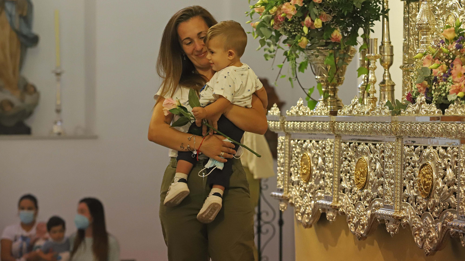 Fotos de la presentación de niños a la Virgen del Rosario en Los Barrios