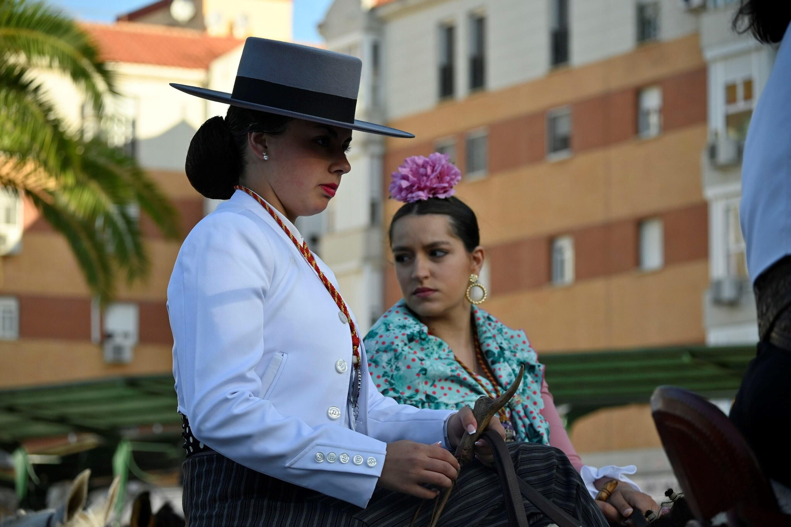 Imágenes de los peregrinos de la Hermandad de Emigrantes en su salida por las calles de Huelva