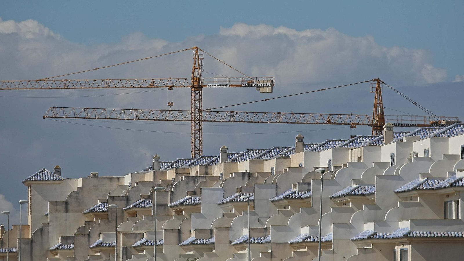 Grúas de construcción en Tarifa. Grúas de construcción en Tarifa.