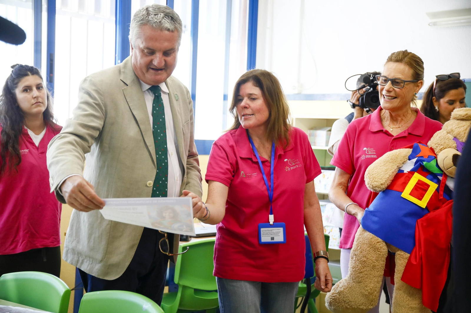 Las imágenes de la campaña de vacunación antigripal a los niños en el CEIP Adela Díaz de Almería