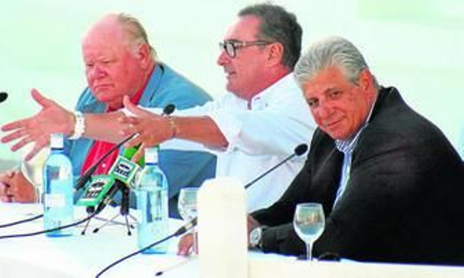 Carlos Herrera, flanqueado por Jan de Clerck y Manuel Guerrero, en su charla en el Hotel Puerto Sherry. Carlos Herrera, flanqueado por Jan de Clerck y Manuel Guerrero, en su charla en el Hotel Puerto Sherry.