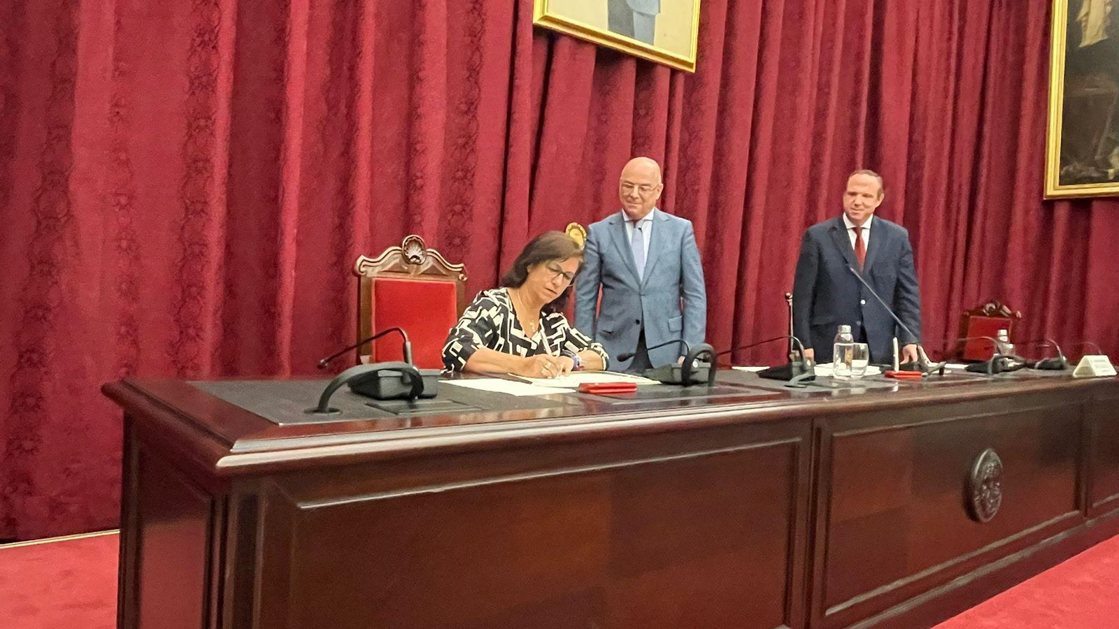 María del Carmen Tejero, hermana mayor, firmando su adscripción a la Cátedra Juan del Río.