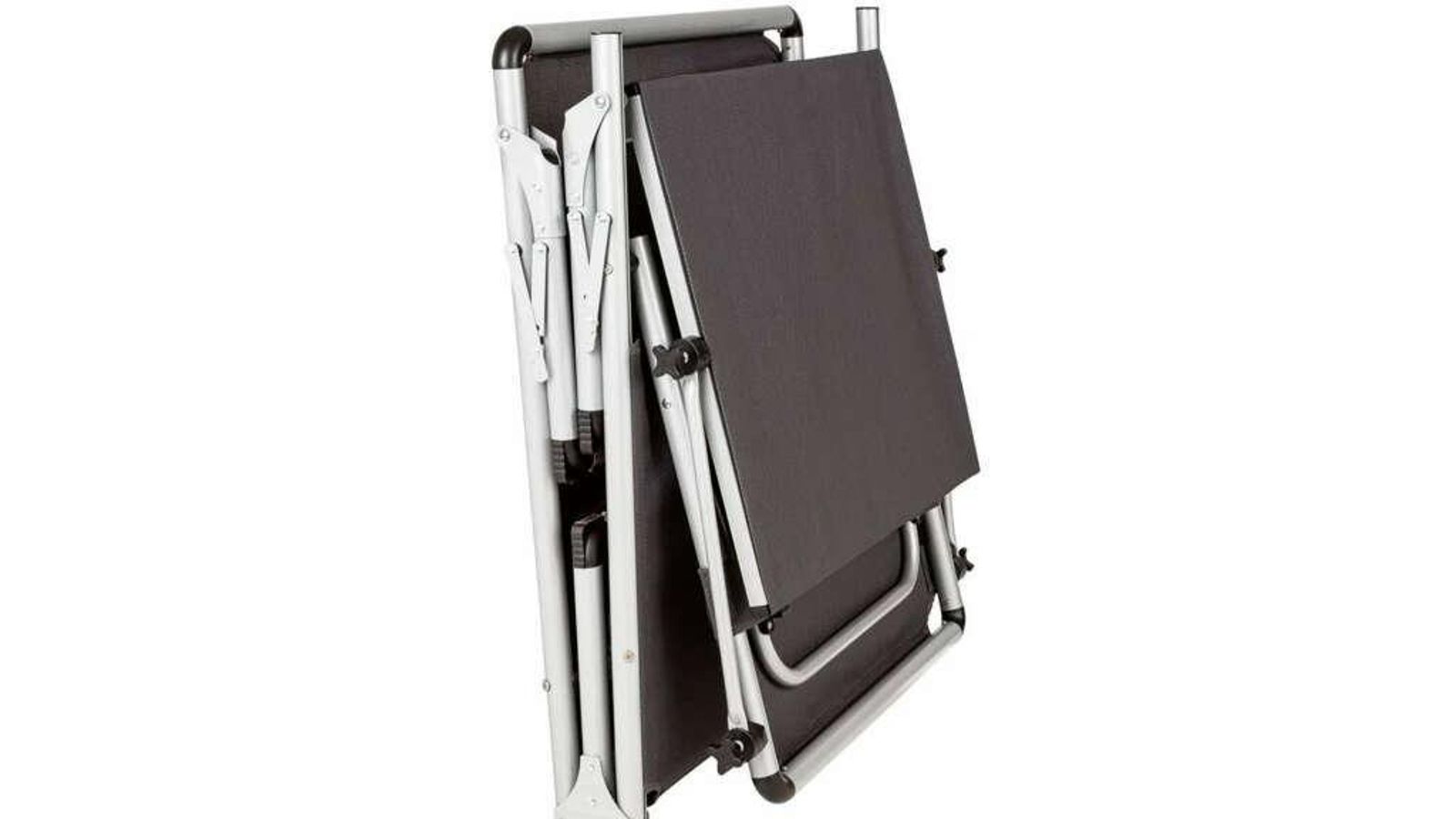 Así se pliega la tumbona de Lidl, siendo muy fácil de guardar.