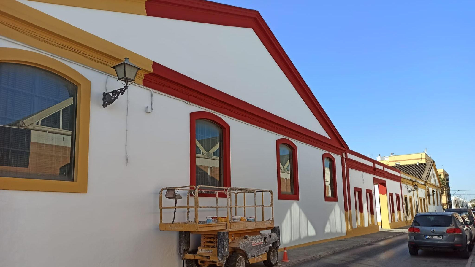 La imagen de una de las fachadas de la bodega de Serodys, durante los trabajos para pintarla de rojo almagre. La imagen de una de las fachadas de la bodega de Serodys, durante los trabajos para pintarla de rojo almagre.