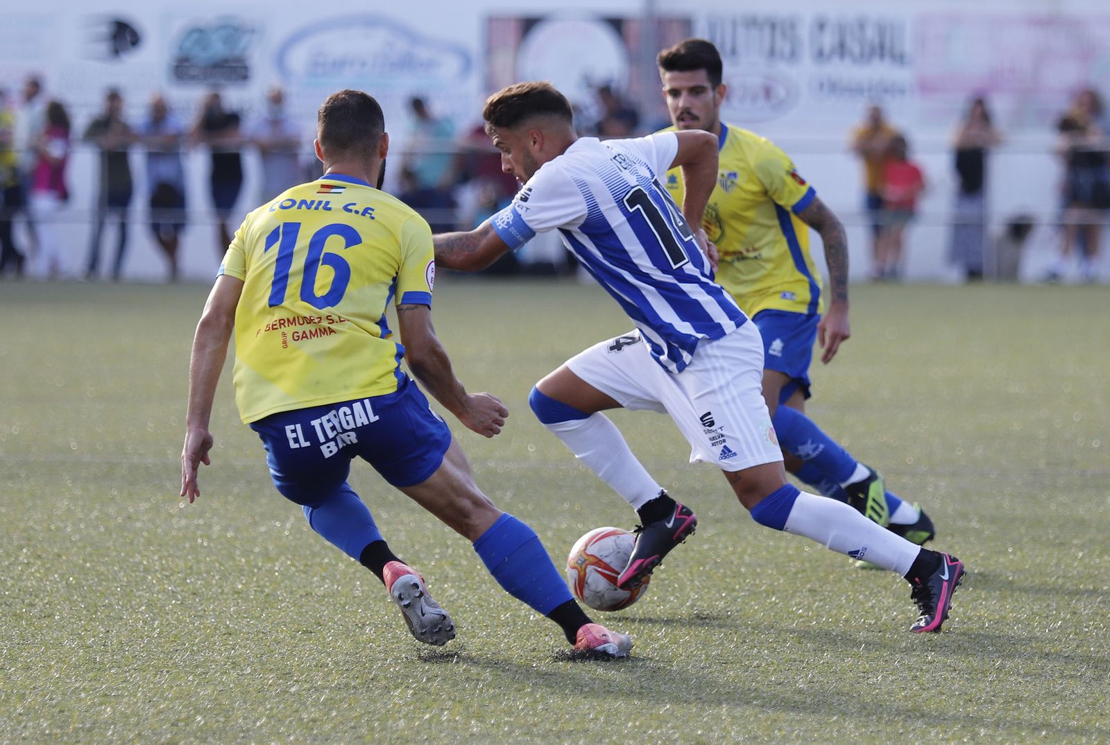 Imágenes del encuentro entre el Conil y el Recreativo de Huelva