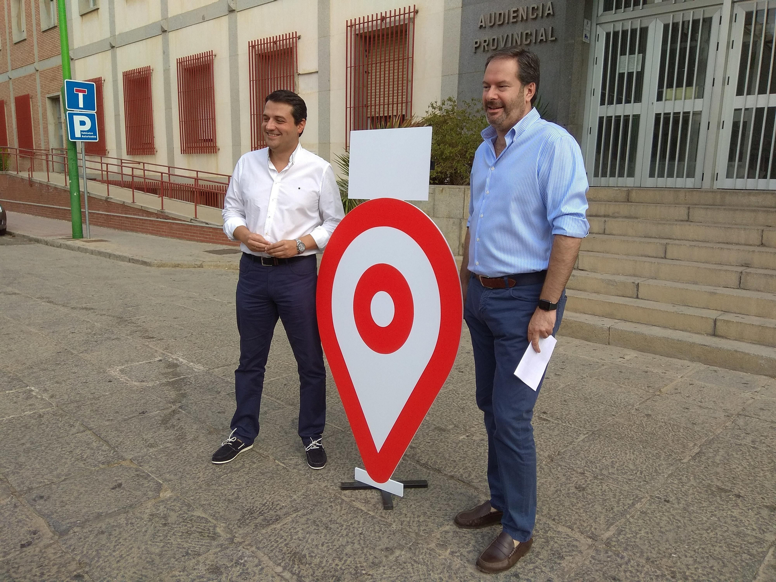 Bellido y Molina, ante la puerta de los antiguos juzgados.