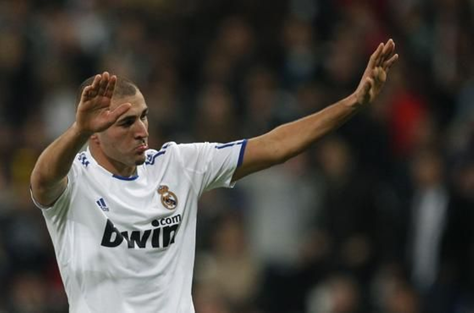 Benzema recibe los aplausos del público.

Foto: Reuters