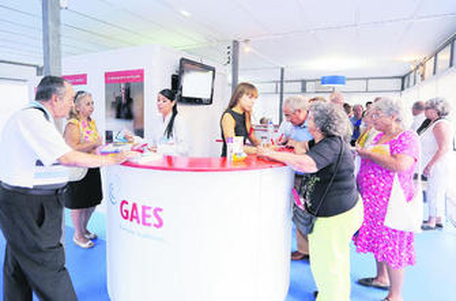 Visitantes solicitando información en el espacio GAES, ubicado en la Alameda de Hércules.