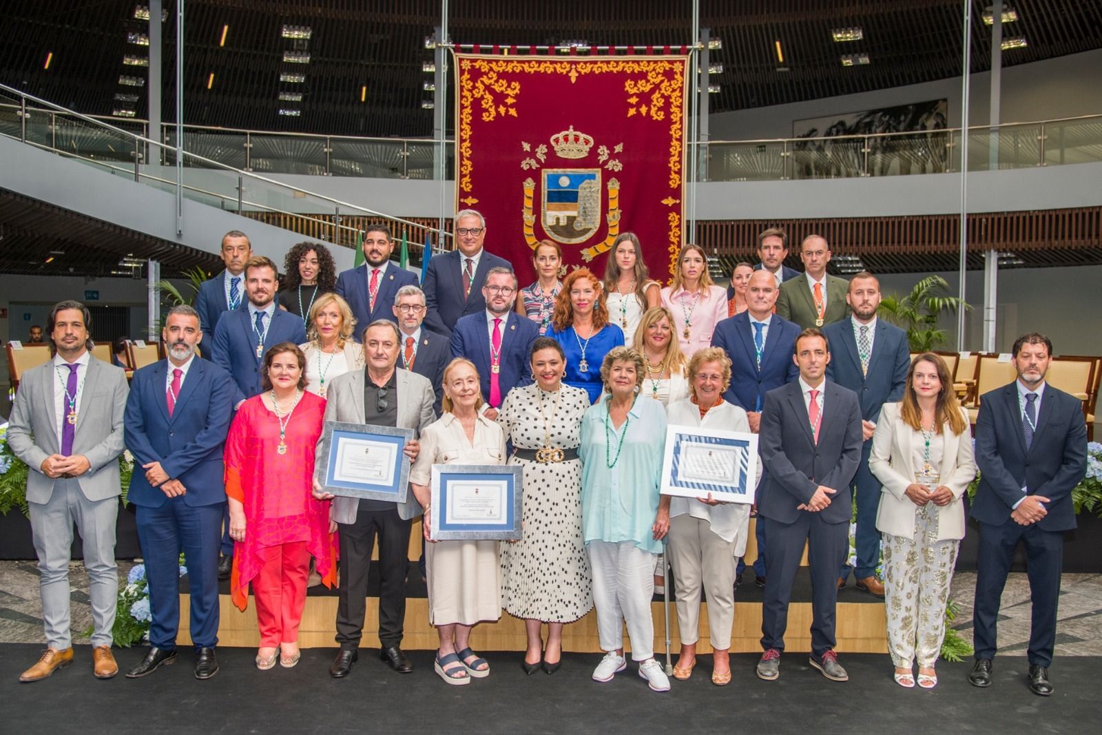 En acto de entrega de reconocimientos en el aniversario de la autonomía de Torremolinos.