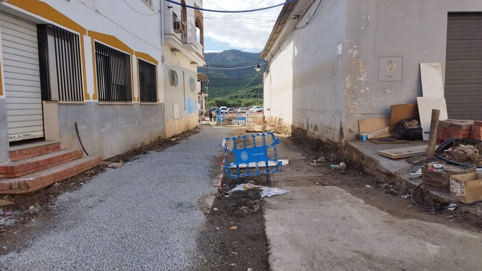 Calle en obras que da acceso a los bares