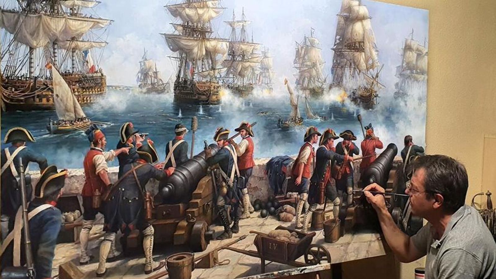 Augusto Ferrer-Dalmau, el mejor pintor actual de temas militares, pintando su obra sobre la actuación del fuerte de la Isla Verde en la batalla naval de Algeciras (1801).