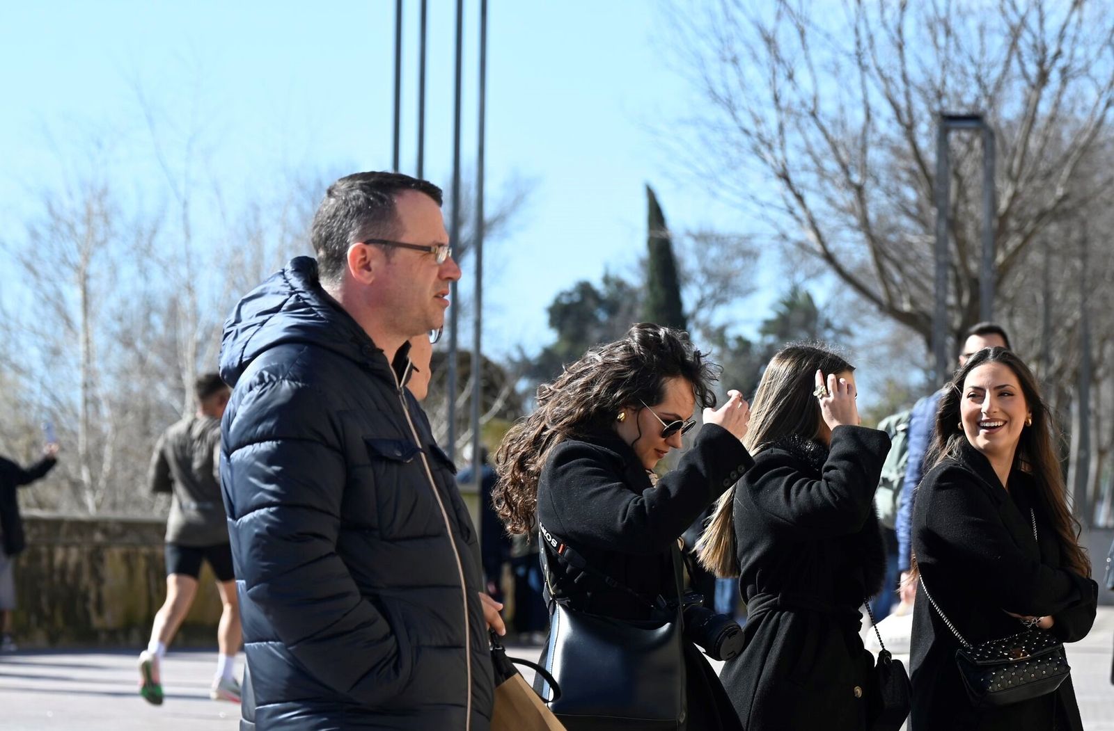 Varias personas caminan por la zona de la Ribera.