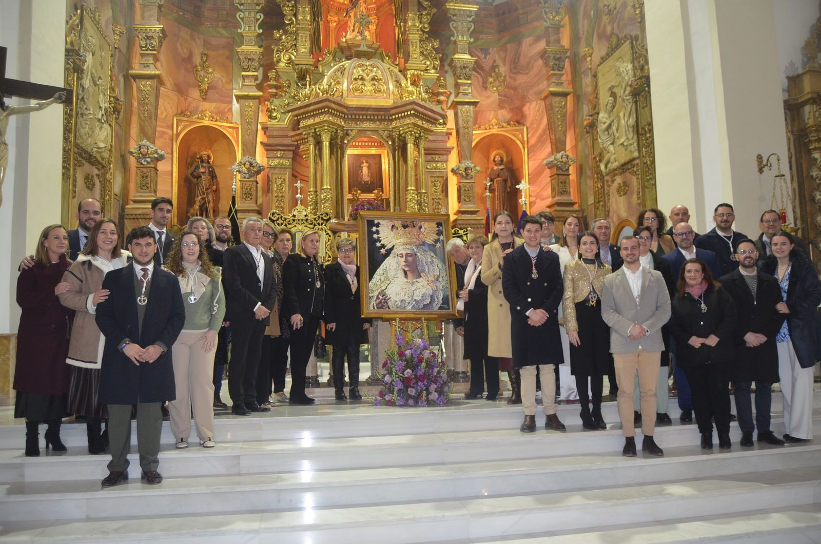 Foto de familia junto al cartel anunciador de la Semana Santa de Albox.
