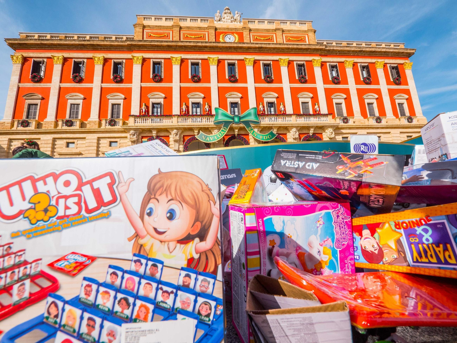 La Caravana Solidaria recoge cientos de regalos para echar una mano a los Reyes Magos en San Fernando