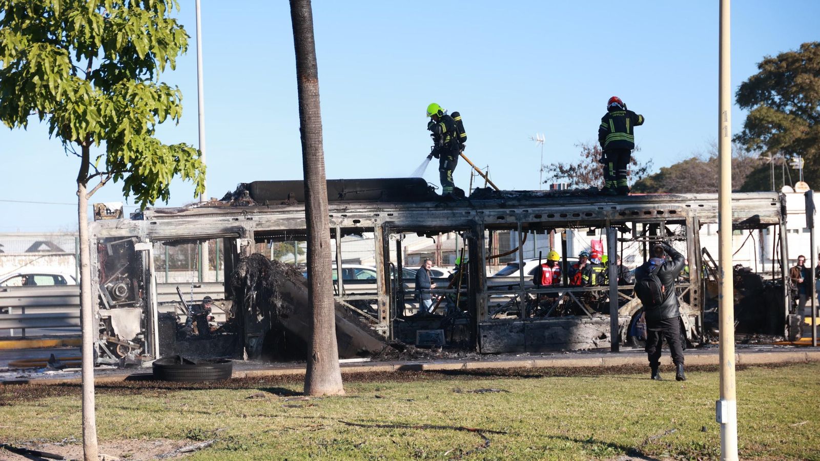 Otra vista del autobús quemado.