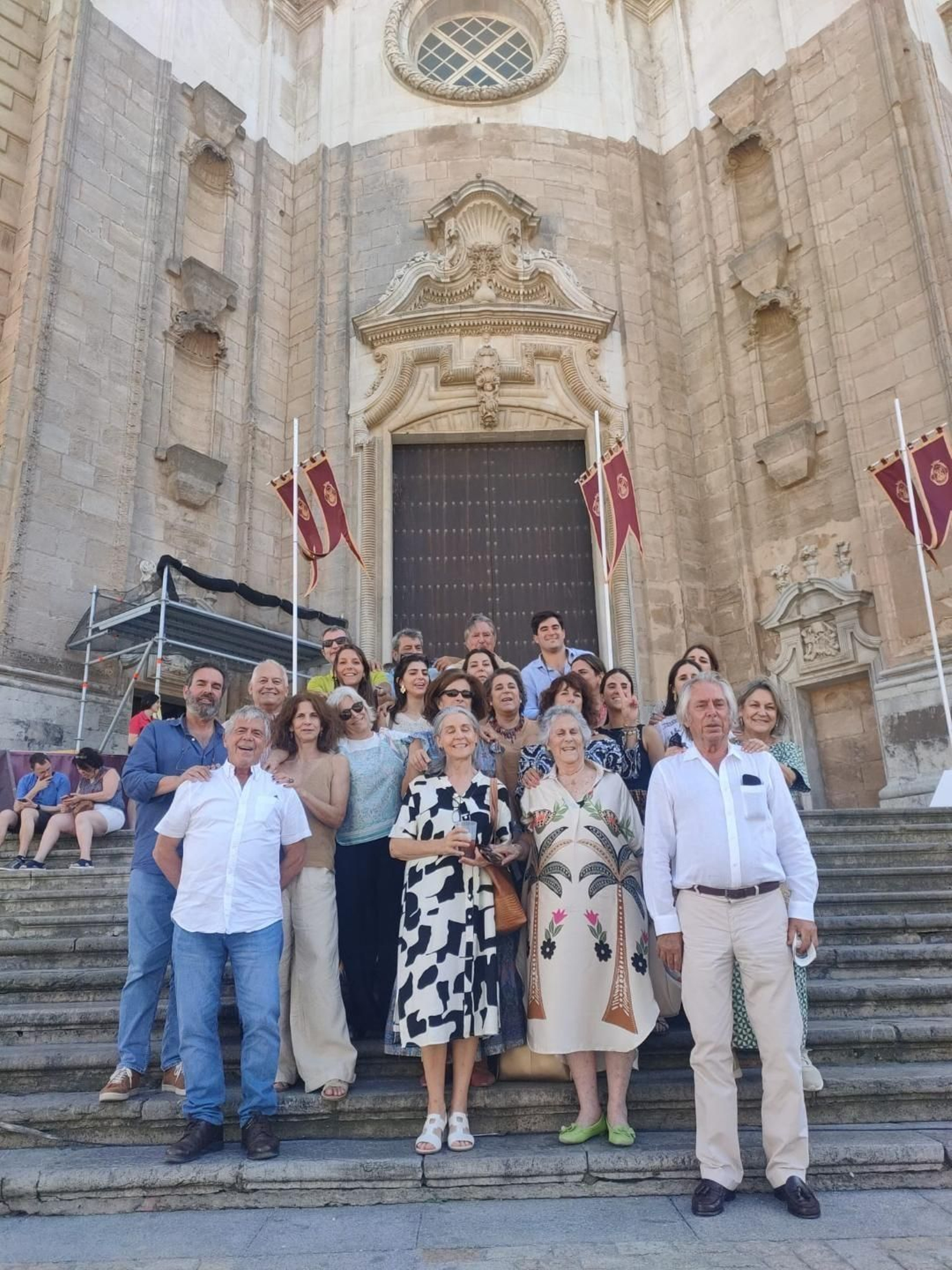 La matriarca de la familia Carmen Fuejo Lago con las ramas familiares Dodero Fuejo, Rodriguez Fuejo y Fuejo Rifé, durante el encuentro familiar celebrado en Cádiz. La matriarca de la familia Carmen Fuejo Lago con las ramas familiares Dodero Fuejo, Rodriguez Fuejo y Fuejo Rifé, durante el encuentro familiar celebrado en Cádiz.