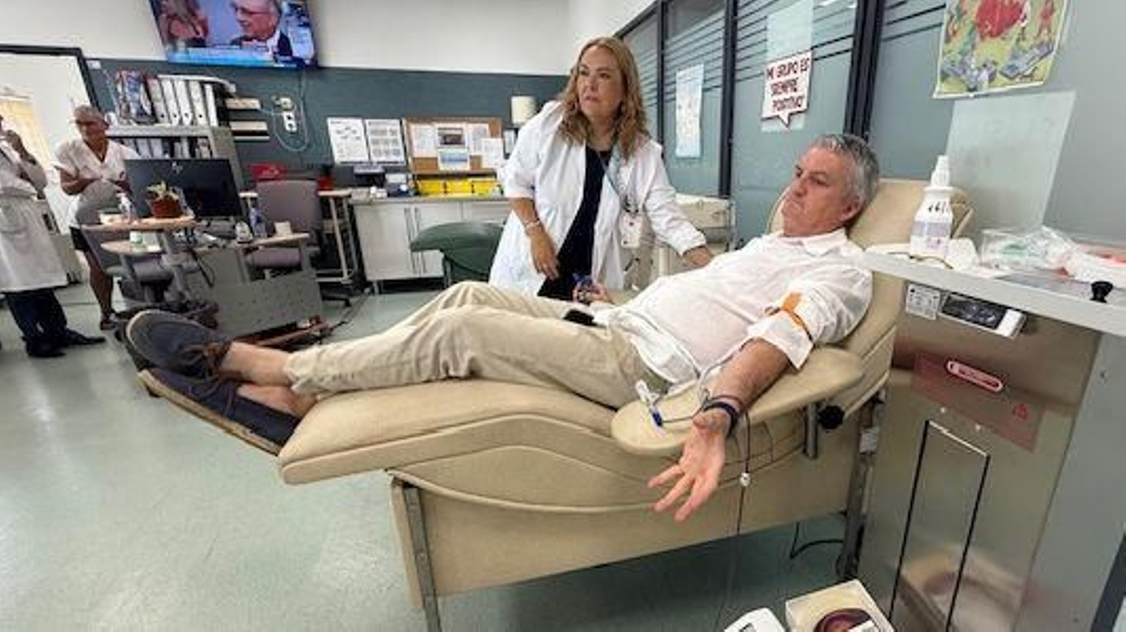 El delegado de Salud, Juan de la Cruz Belmonte, donando sangre.
