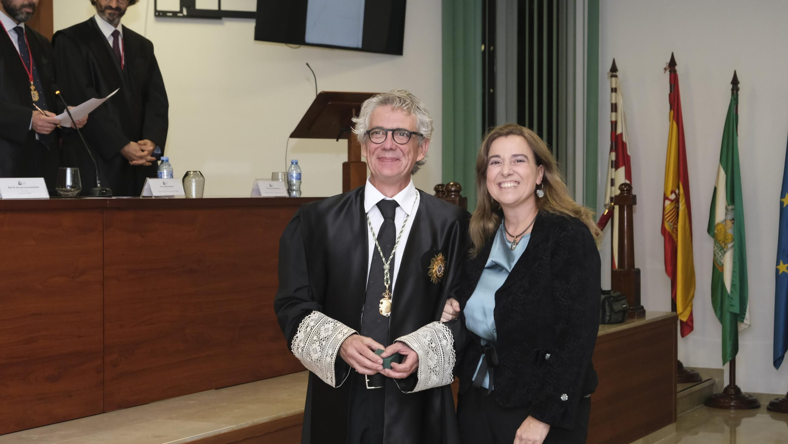 Entrega de insignias de 25 años de colegiado en el Colegio de Abogados de Almería, en imágenes