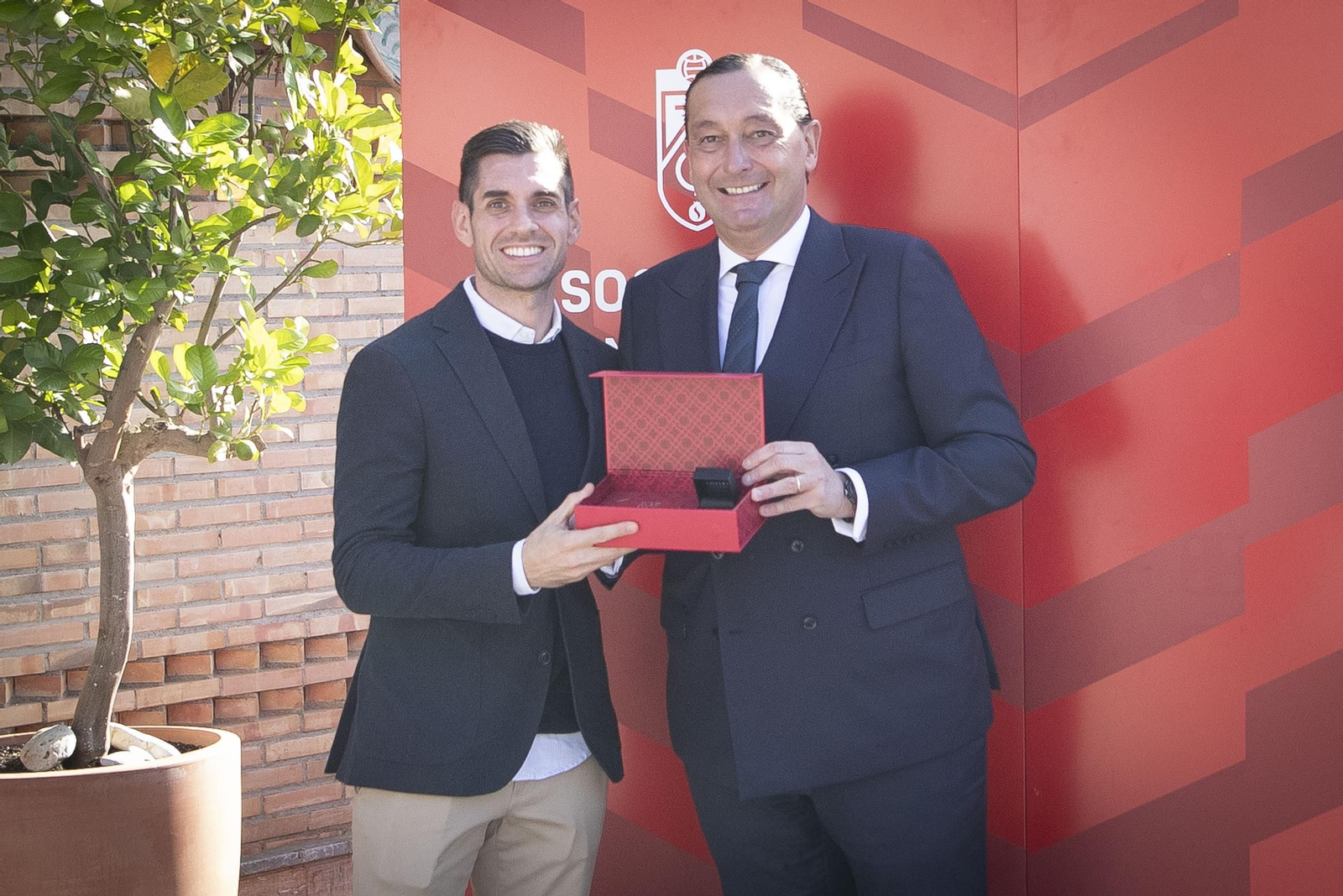 La entrega de insignias del Granada a sus abonados, en imágenes