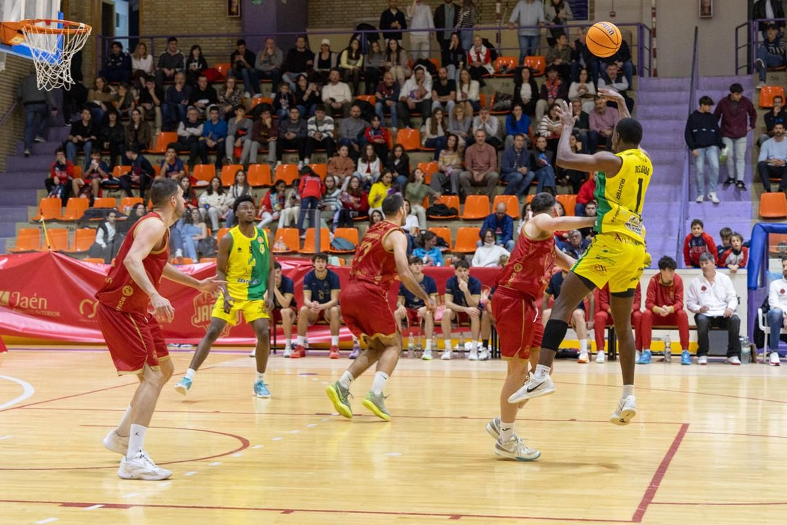 La Salobreja vibra con el derbi de la capital entre Jaén CB y Jaén FS, en imágenes
