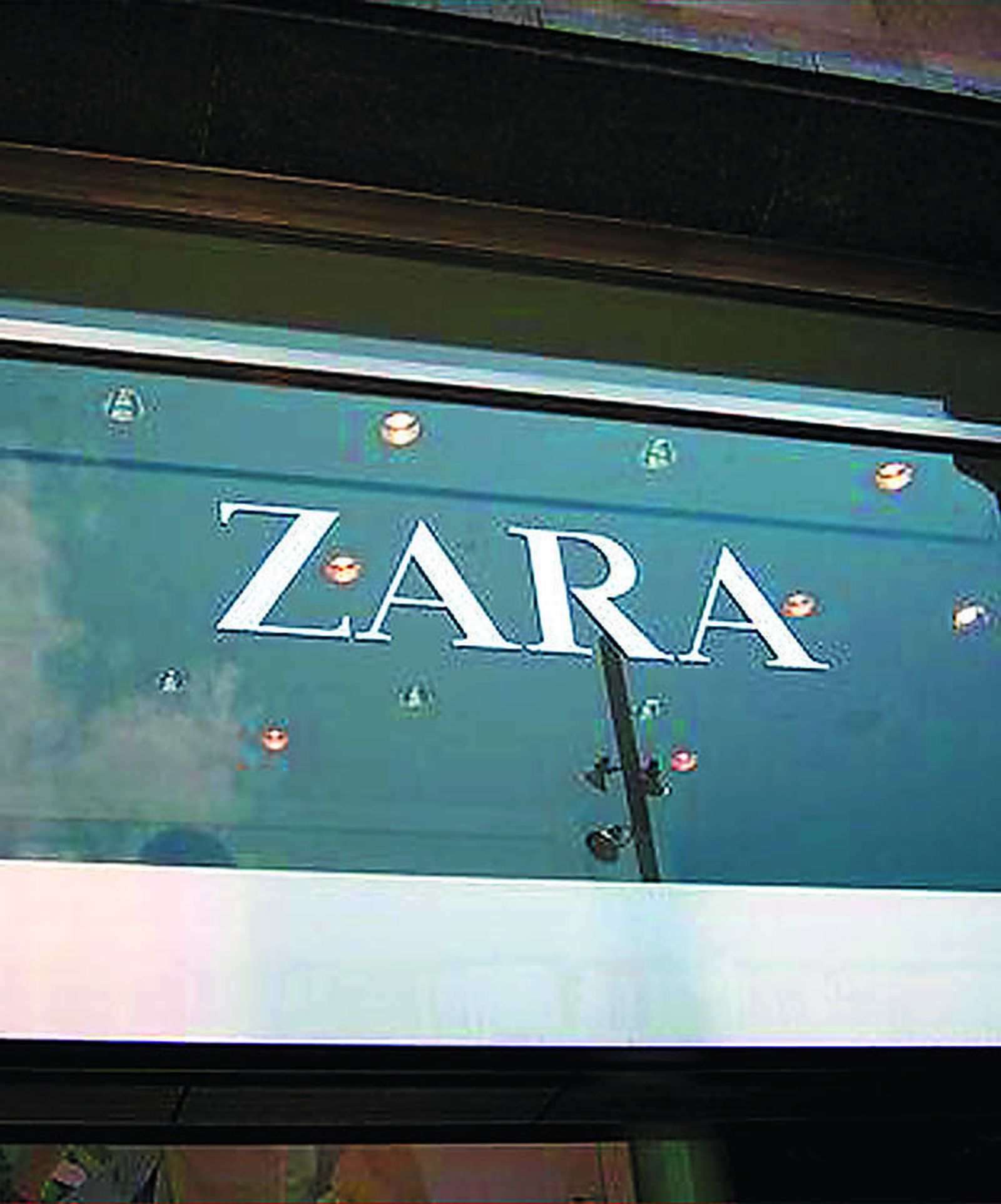Detalle de la entrada a una de las tiendas de la cadena Zara.