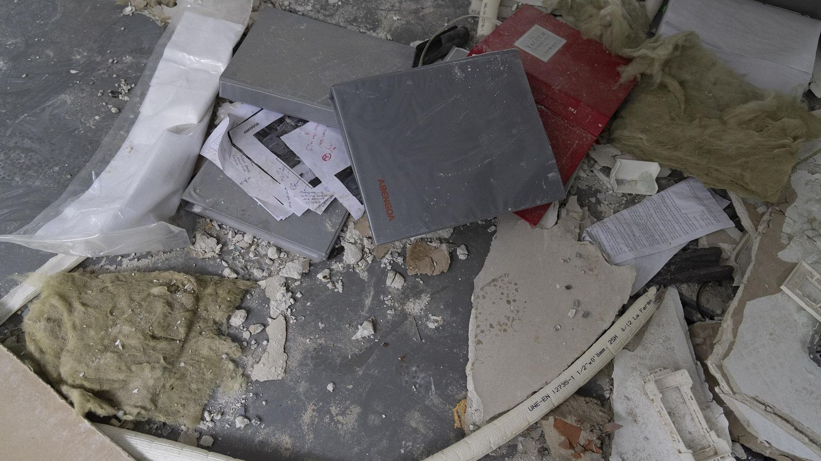 Ficheros por los suelos.