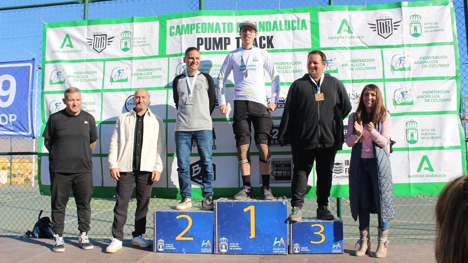 Algunos de los premiados de este evento junto con las autoridades presentes.