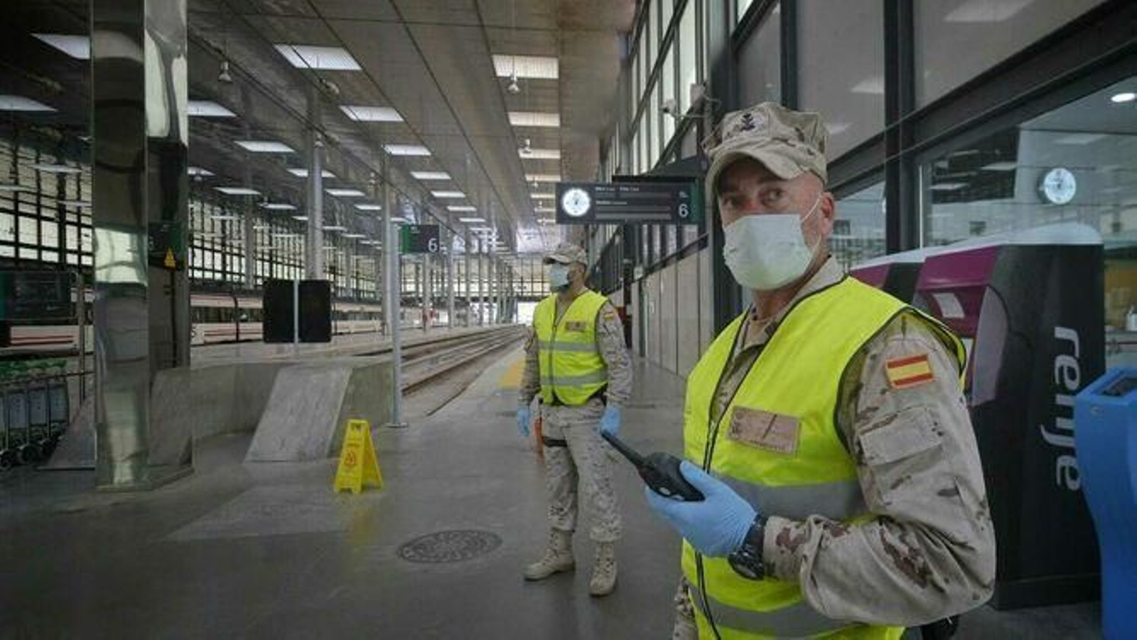Infantes de marina en la estación de tren de Cádiz.