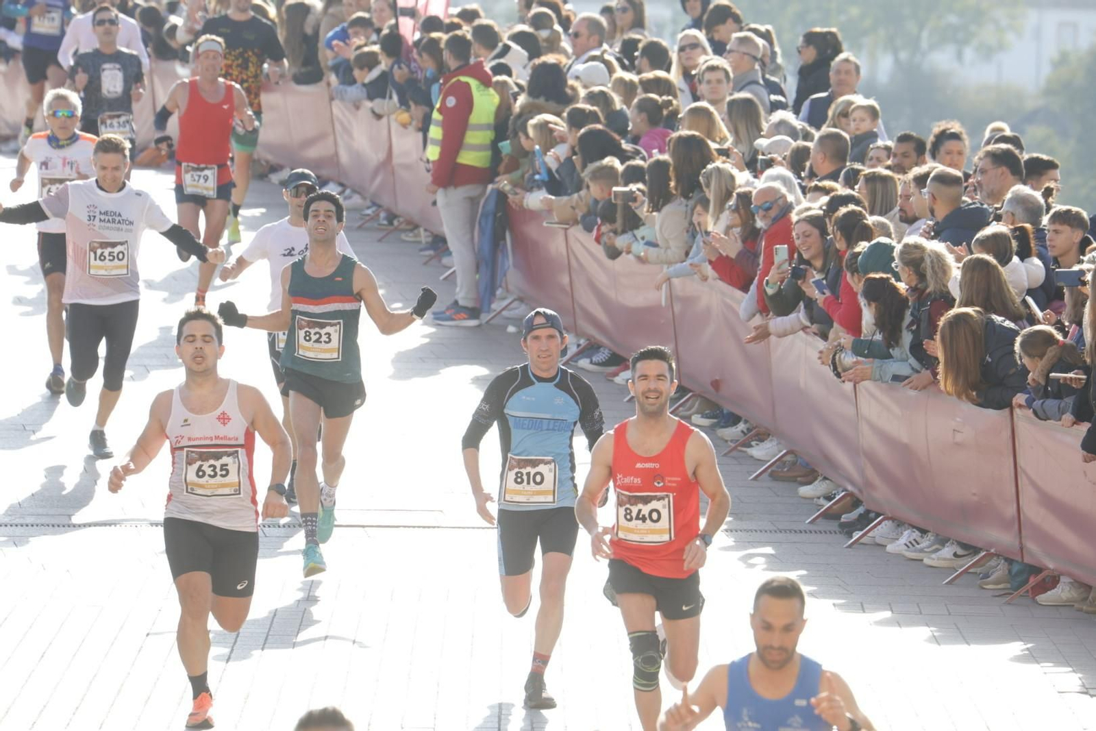 Media Maratón de Córdoba 2023: La gloria de cruzar la Puerta del Puente, en imágenes