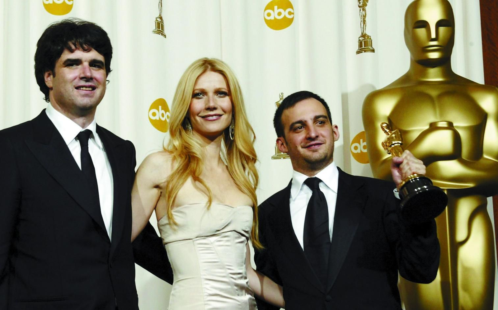 Bovaira (izda.) y Amenábar (dcha.) junto a Paltrow posan con la estatuilla tras ganar el Oscar con ‘Mar Adentro’ en 2004.