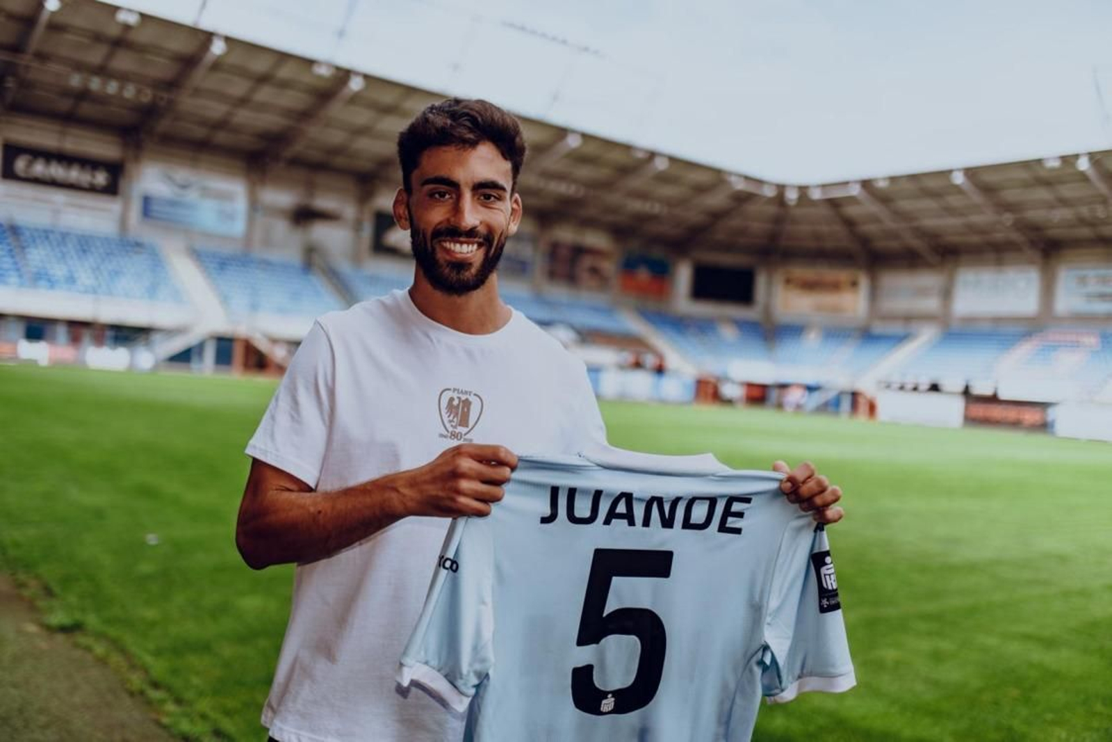 Juande posa con la camiseta de su nuevo equipo, el Piast Gliwice
