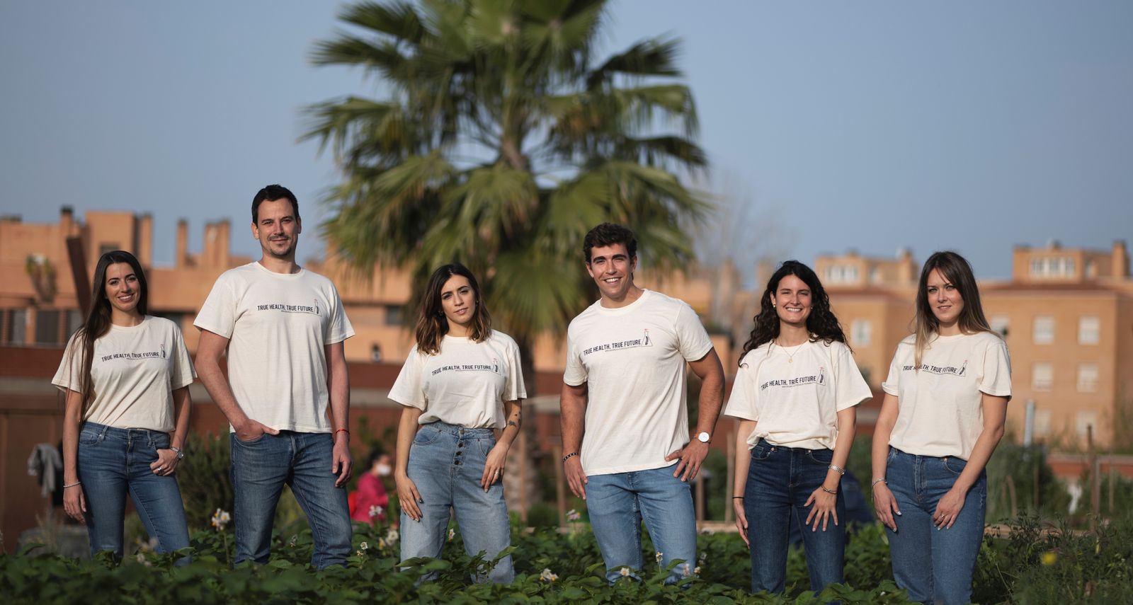 Las dos fundadoras de Anula, junto con investigadores y médicos del Imibic y el Reina Sofía.