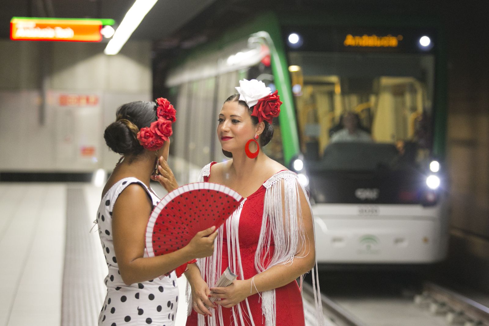 Dos mujeres vestidas de flamenca en el Metro de Málaga en una edición anterior