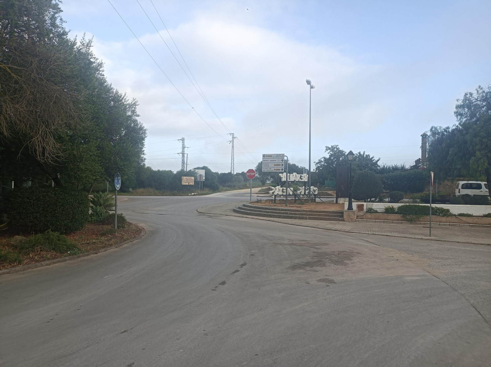 Saliendo de Benalup-Casas Viejas, vemos una rotonda: seguimos el camino de tierra