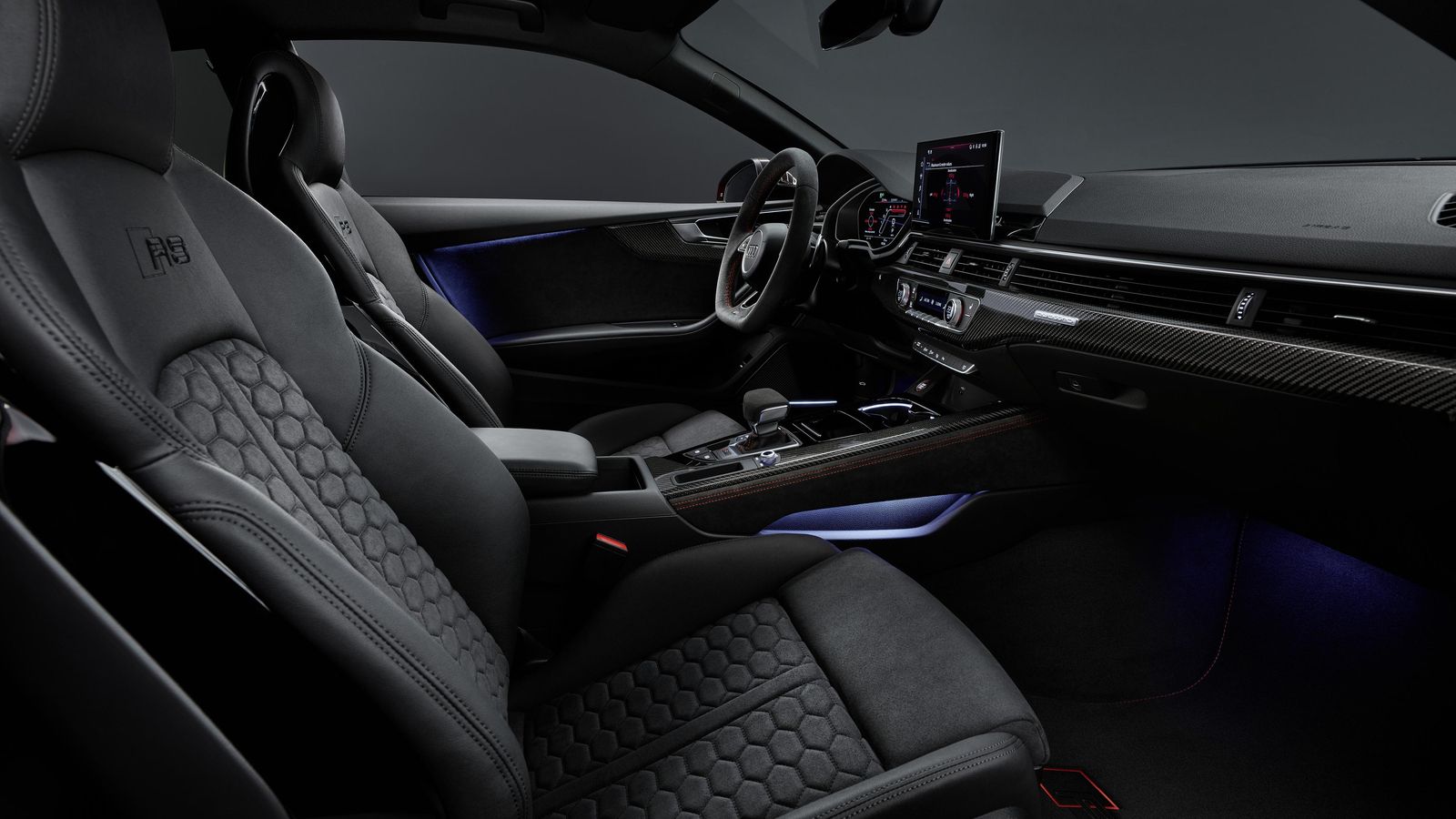 Las tapicerías son específicas de estas versiones RS, así como el acabado en plástico negro piano de los laterales de los asientos.